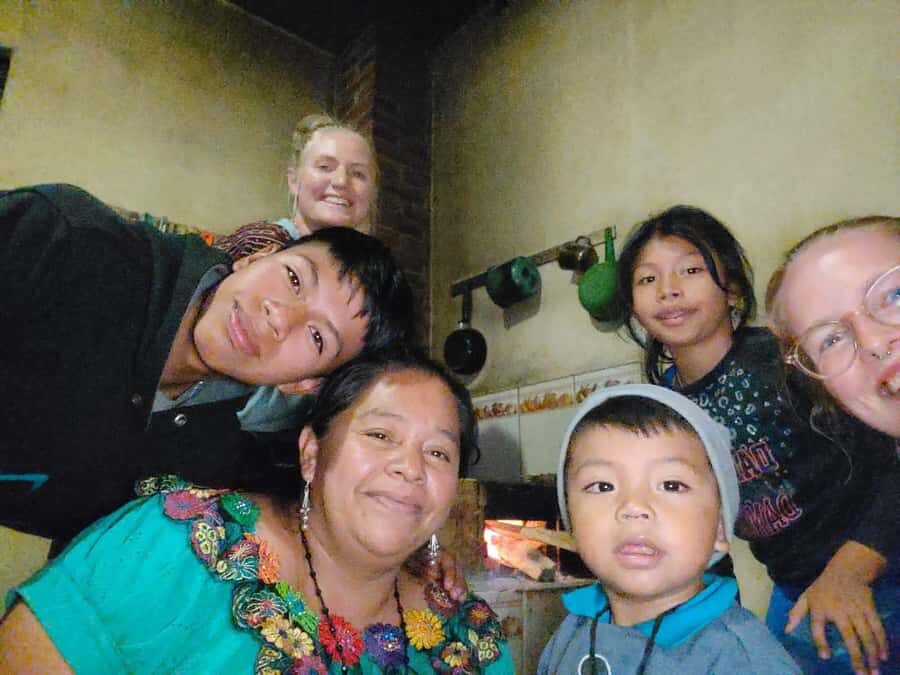 Mayan Home Stay San Jorge Lake Atitlan - Clothing for photos: traditional dress as a respectful moment