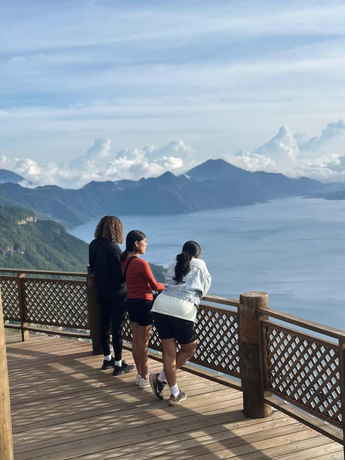 Panajachel: Lake Atitlán Sunset Tour - The guide factor: English help and photo moments